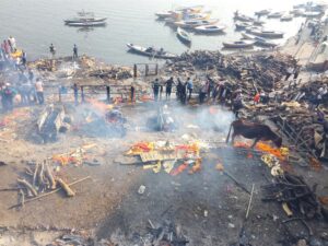 Scopri di più sull'articolo Assistere ad un rito di cremazione sul Gange