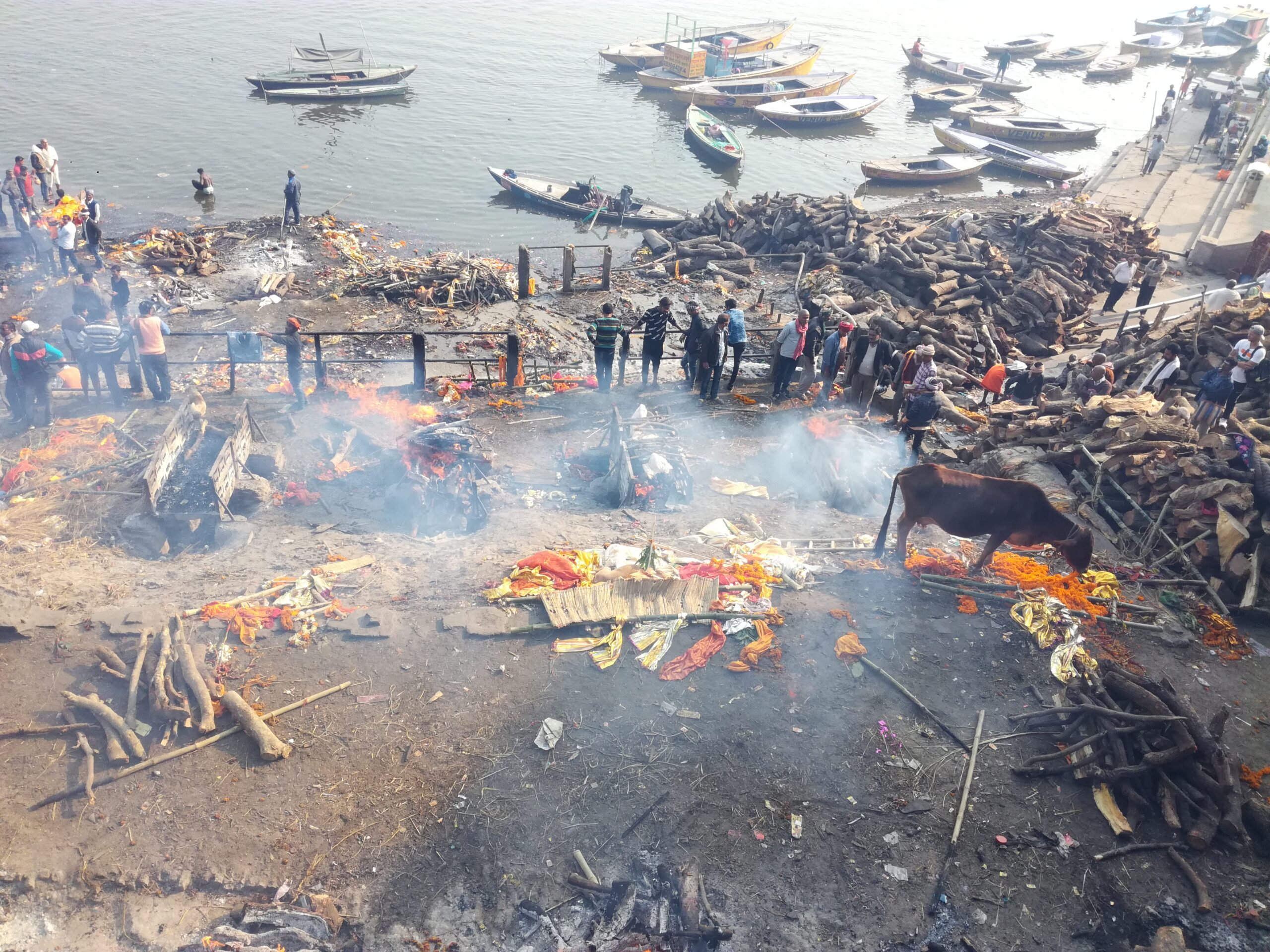 Al momento stai visualizzando Assistere ad un rito di cremazione sul Gange