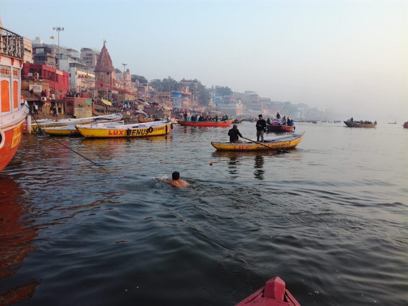 Al momento stai visualizzando Osservare la gente che fa il bagno nel Gange