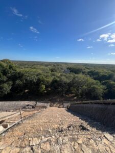 Scopri di più sull'articolo Salire su una Piramide Maya