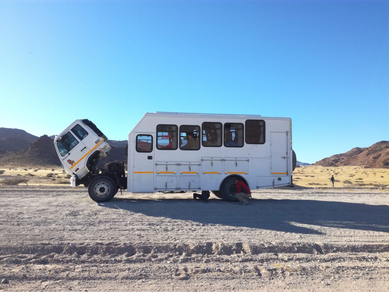 Scopri di più sull'articolo Cosa fai quando si ferma il mezzo nel bel mezzo del deserto in Namibia?